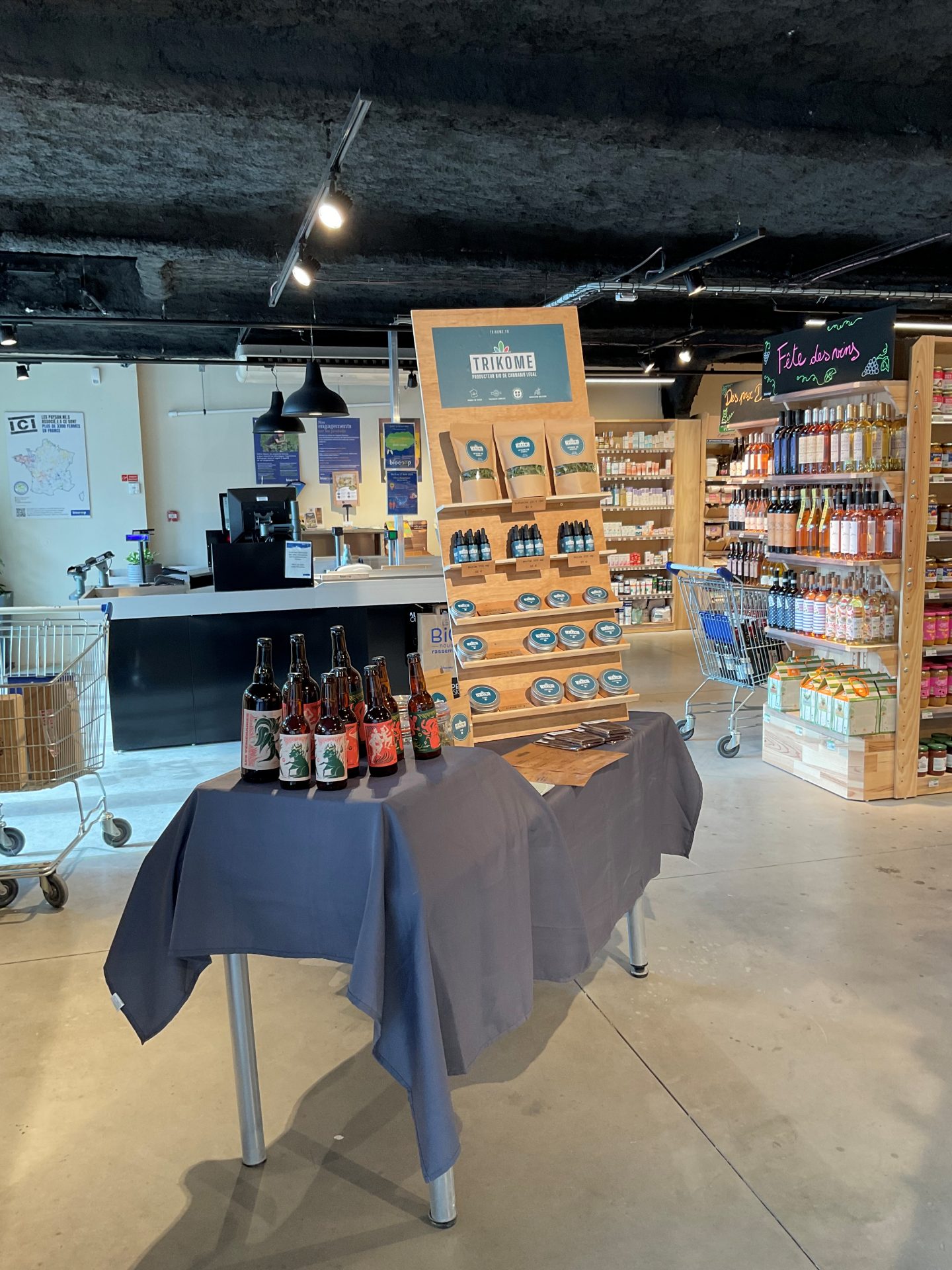 Pr&eacute;sentation des produits CBD Trikome soigneusement dispos&eacute;s dans un magasin partenaire en Savoie, mettant en avant une gamme locale et artisanale de haute qualit&eacute;.